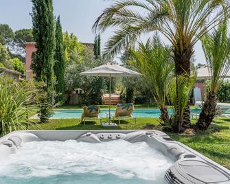 Provencal farmhouse, warm and cozy, nestled in the heart of the pool gardens. - Salernes - Pool