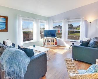 Starfish House - Yachats - Living room