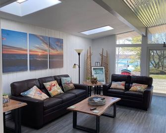 The Lake House ~On~ Sunset Path w/private beach access, pool, hot tub & WIFI - Stevensville - Huiskamer