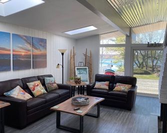 The Lake House ~On~ Sunset Path w/private beach access, pool, hot tub & WIFI - Stevensville - Living room