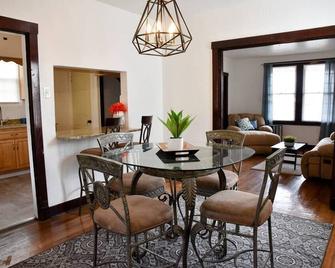 Beautiful 3 Bedroom Home Cozy Front and Back Porch - Munhall - Dining room