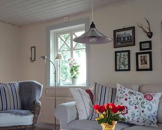 Charming red cottage on the Swedish countryside, near Båstad. - Laholm - Soggiorno