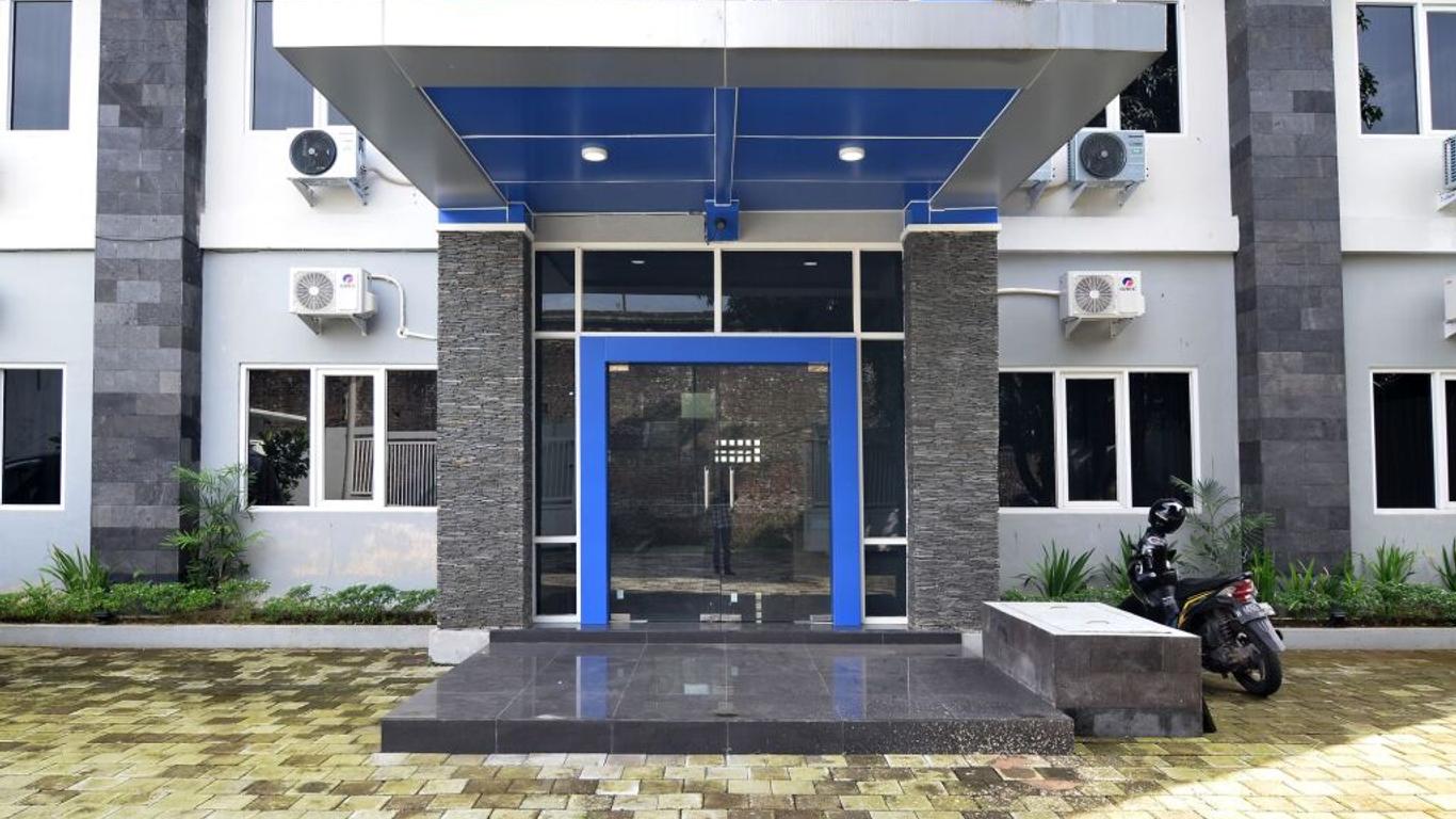 RedDoorz near Museum Keraton Surakarta