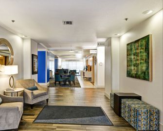 Holiday Inn Express & Suites Milwaukee-New Berlin By IHG - New Berlin - Sala de estar