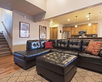 2 mins drive to Deer Valley and Jordandelle reservoir! Hot tub and pool table! - Heber City - Вітальня
