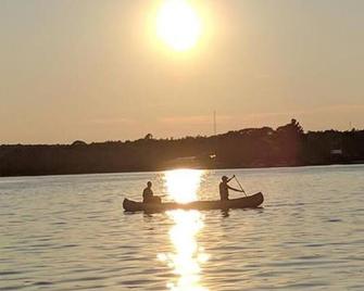 Beautiful Upper Buckhorn Lake Waterfront Cottage - 2 min to town - Buckhorn - Playa