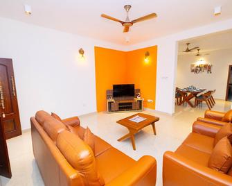 Solandis: 1st Floor Three Bedroom Apartment - Manipala - Huiskamer