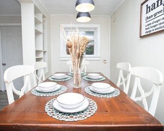 Fun Cottage for Friends and Family, Close by Lake, Fishing, Campfires, BBQ - Port Loring - Dining room