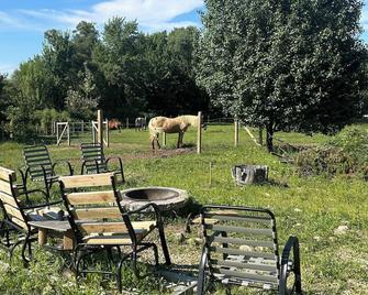 Spacious 27’ RV on horse farm - Bristol - Patio