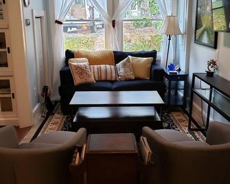 1930's house in Lewisburg's Historical District - The Verdie May House - Lewisburg - Living room