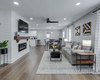 Modern Farmhouse in Downtown Simpsonville, SC - Simpsonville - Living room