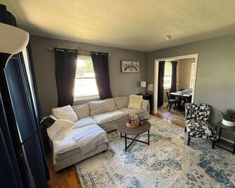 Cozy 1-bedroom house in adorable Fort Morgan with AC - Fort Morgan - Sala de estar