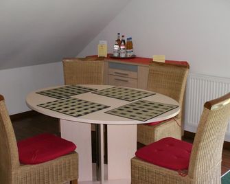 Vacation apartment at the Weinhof | In the middle of the vineyards and close to the city - Stuttgart - Ruokailuhuone