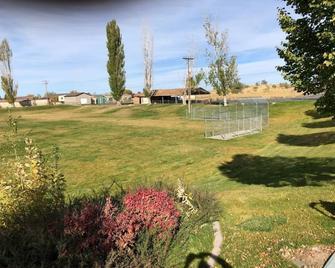 Great Private Family Home! Big 3 Bed 3 Bath Private Yard - Layton - Outdoors view