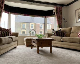 Ramsey House - Luxury Licensed B&B - Parking and Guest Lounge - Haverfordwest - Wohnzimmer