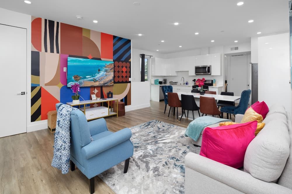 Lustrous Abode 4b3b Queen Beds - טוראנס - סלון