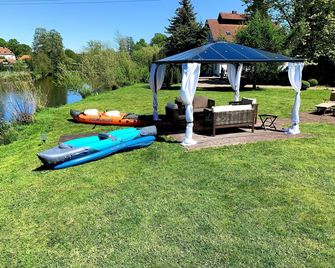 Vacation apartment on the upper floor with large garden and access to the Waldnaab - Neustadt an der Waldnaab - Patio