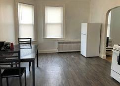 Spacious 2-bed apartment, private street entrance - Paterson - Comedor