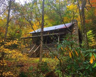 Beautifully-restored 200-year-old Log Cabin off the Blue Ridge Parkway - Little Switzerland - Outdoors view