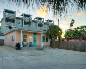 Shared Pool, Walkable to Beach, Vibrant Beachy Design! Bay Bliss by Avantstay - Port Aransas - Gebäude