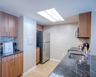 National at Courthouse - Arlington - Kitchen