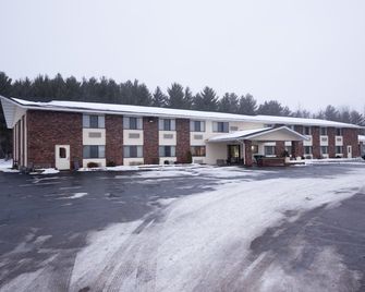 Travelodge by Wyndham Merrill - Merrill - Gebäude