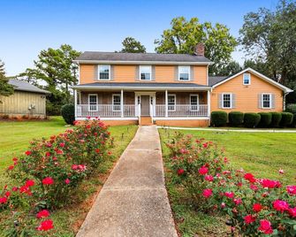Lilburn Gateway with Game Loft, Fire Pit, Stone Mountain - Lilburn - Building