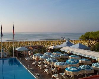 Hotel Monaco & Quisisana - Τζεσόλο - Πισίνα