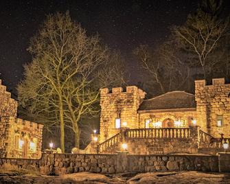 'The Castle Cottage' overlooking Lake George! - Bolton Landing - Building