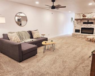 5 Bed 3 Bath Super House - West Plains - Wohnzimmer