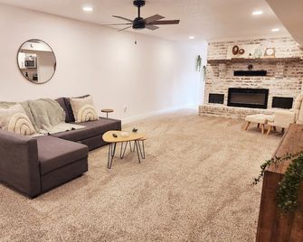 Cozy 2-Bedroom Apartment Suite - West Plains - Obývací pokoj