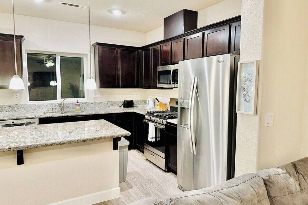 New House Furniture 5tv-20 Min to Usa Pkwy/Sleeps13 - Fernley - Kitchen