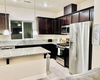 New House Furniture 5tv-20 Min to Usa Pkwy/Sleeps13 - Fernley - Kitchen
