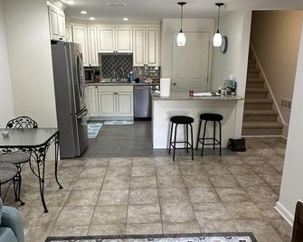Quiet Dunwoody Neighborhood - Dunwoody - Kitchen