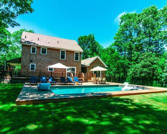 Private, Charming, Lovely Farmhouse in Wainscott, East Hampton - Wainscott - Pool