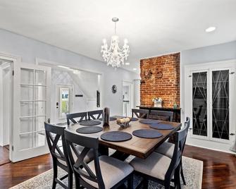 1890's charm on Bourbon Trail- 7 distilleries w/in 25min! Bourbon Room in house! - Lawrenceburg - Dining room