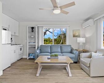 Gorgeous Newly Renovated Coastal Cottage \'Egret\' Minutes To The Beach And Free Bikes!! July Savings! - Sanibel - Salon