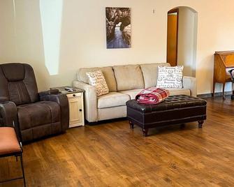 Discover Decatur in this 3 BR 2 BA Weekend Getaway - Decatur - Living room