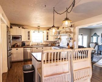 Cute and cozy cottage in Atoka, home of Reba’s Place. - Atoka - Kuchyň