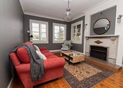 Benview Cottage, 3 Large Living Areas, Sleeps 8, Cbd - Orange - Oturma odası