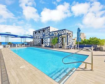 Stylish Studio in South Beach with Ocean Views - Miami Beach - Pool