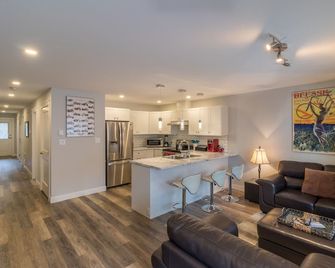 Motorcycle and Bicycle friendly. Home of the World Famous Crofton Seawalk. - Crofton - Living room