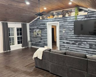 Big Daddy's Farmhouse - Mount Juliet - Вітальня