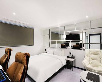 Mariposa Hotel Songtan - Osan - Camera da letto