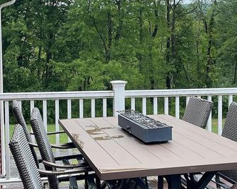 4BR Home on 10 Acres Near New Paltz - Highland - Балкон