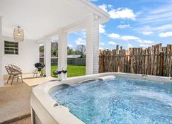 A Crystal Place Hot Tub and Fire pit 1 Blk off Main St - Fredericksburg - Pool