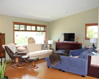 Your private pool & hot tub awaits / Perfect getaway for families & friends - Lake Country - Wohnzimmer