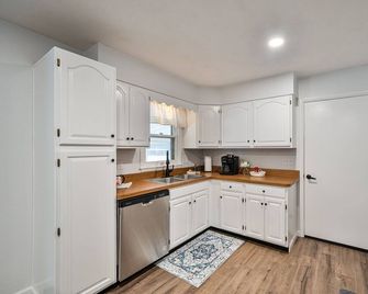 Family Friendly Riverside Oasis:4 Br, Spacious With Peaceful Scenic Views & Nd! - Elkhart - Kuchyň