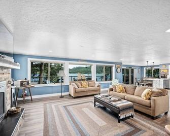 Conkling Bay Escape | Fantastic Lakefront Home - Worley - Sala de estar