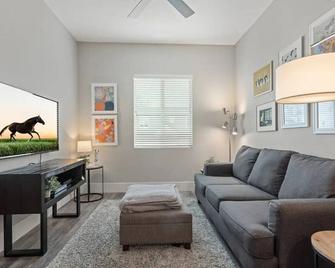 Unbeatable Location Golden Condo - Walk Everywhere - Golden - Living room